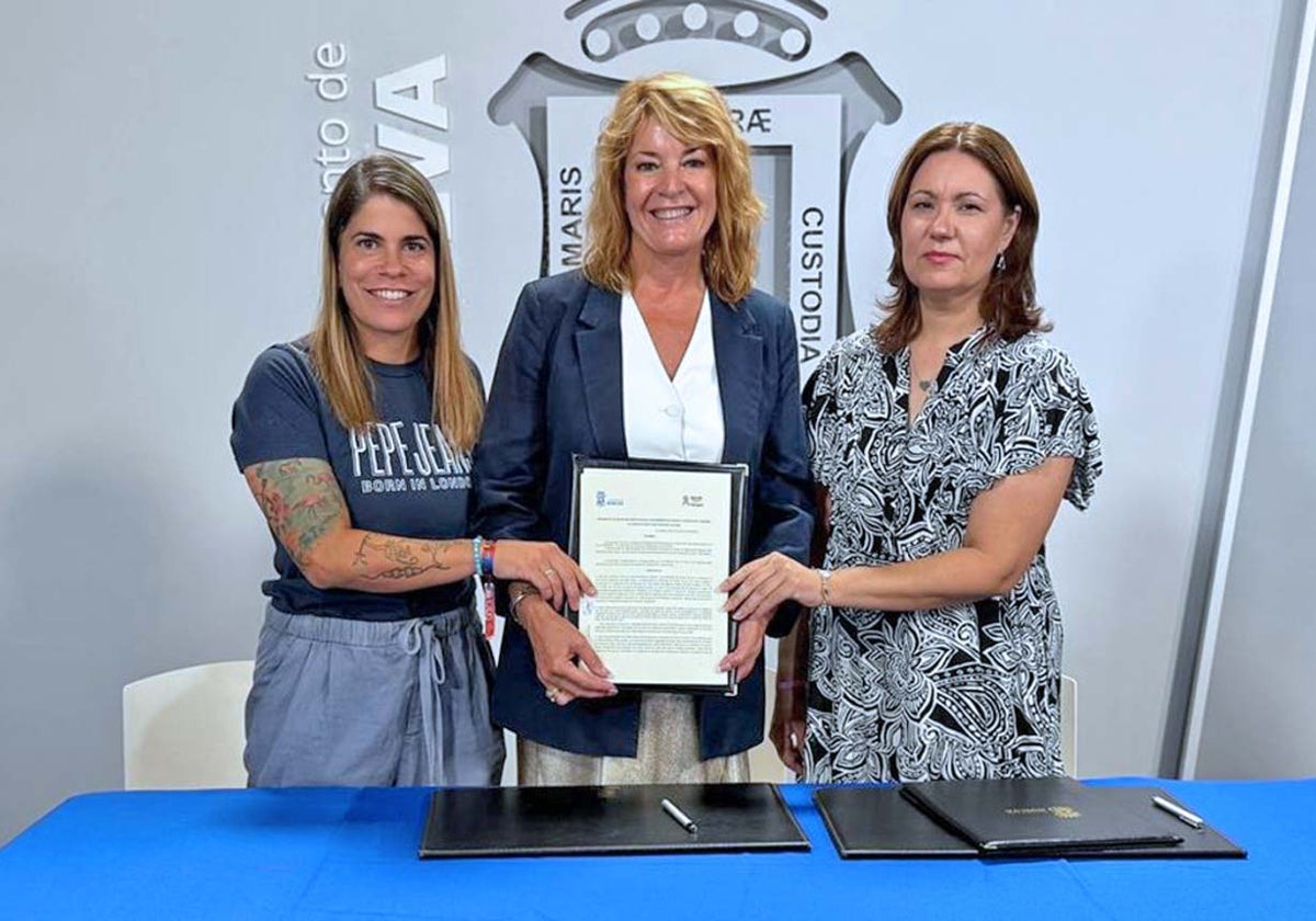 La concejala Maria de la O Rubio, Pilar Miranda y María Jesús Peris