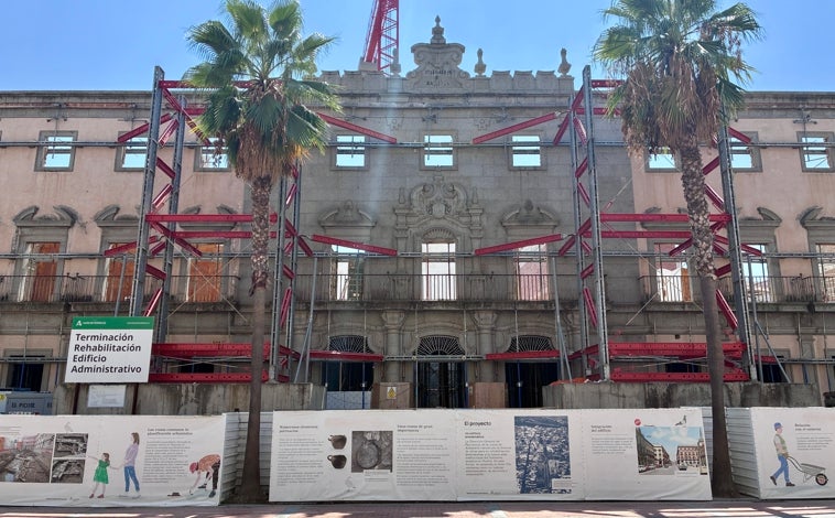 Imagen principal - Fachada del edificio en obras y lonas informativas sobre los hallazgos arqueológicos