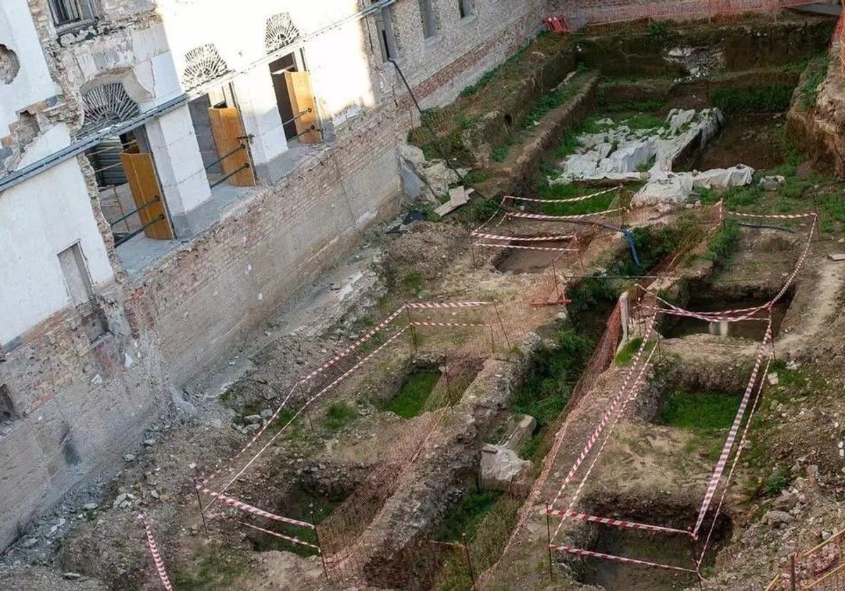 Restos tartésicos encontrados en el antiguo edificio de Hacienda de Huelva, antes de su traslado