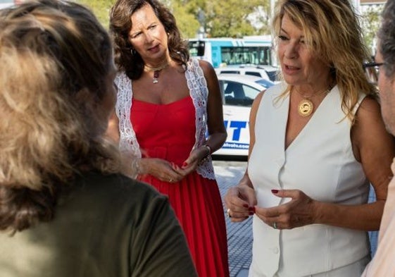 Pilar Miranda hablando con vecinos