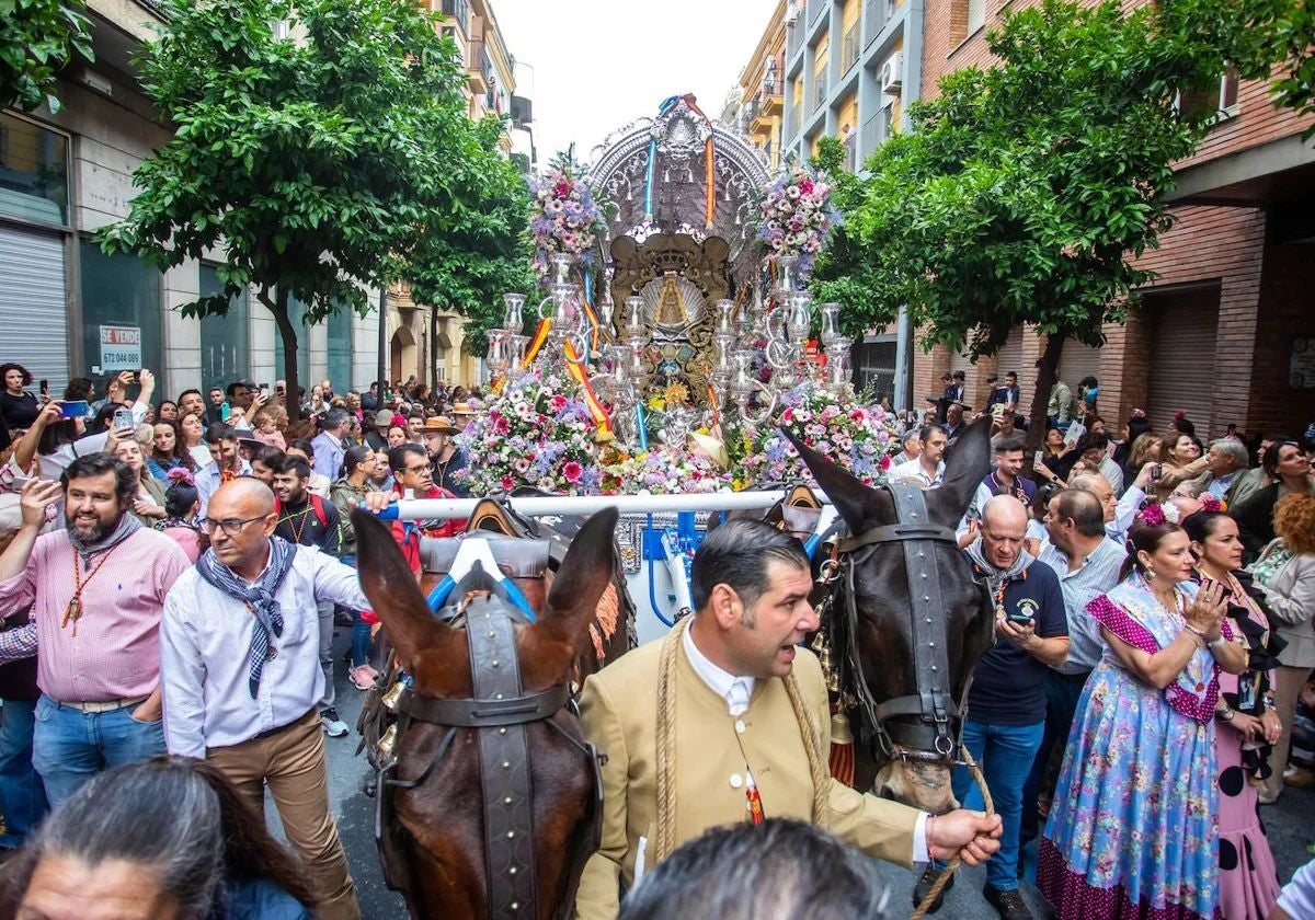 El Simpecado de Emigrantes por las calles de Huelva