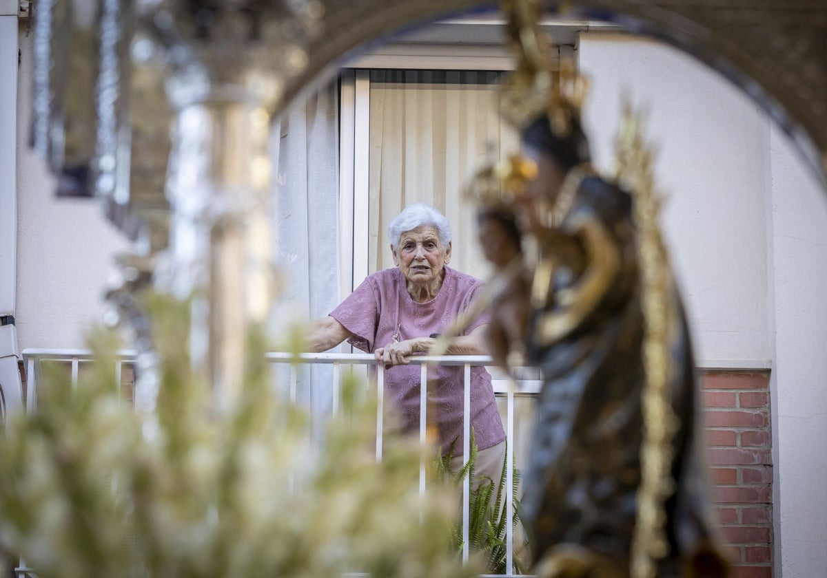 La Virgen de la Cinta es observada desde un balcón en su bajada a la catedral