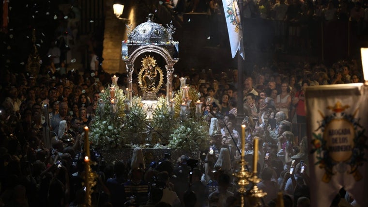Mucho público para ver a la patrona de Huelva