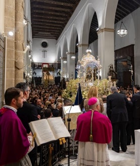 Imagen secundaria 2 - La patrona estuvo acompañada por numerosos público a lo largo de su recorrido hacia San Pedro. A la derecha, la patrona y en la iglesia.