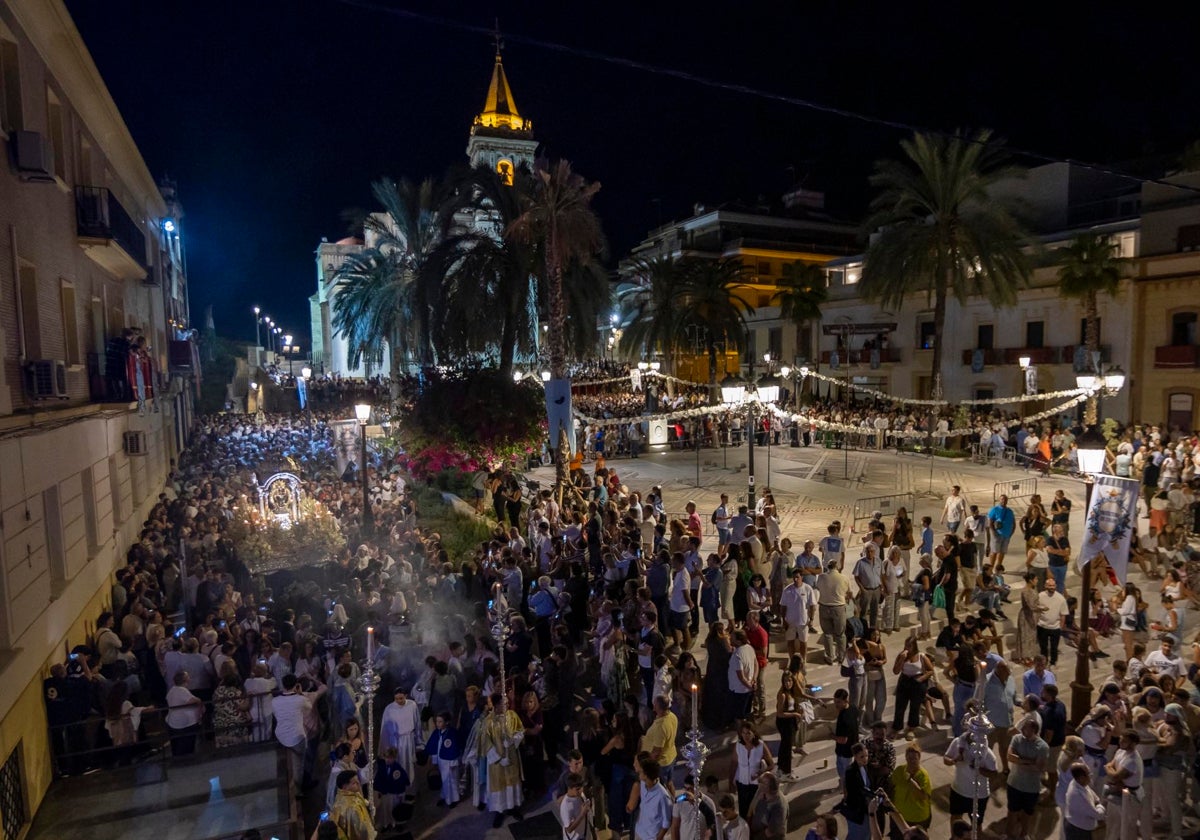 La patrona de Huelva a su llegada anoche a la plaza de San Pedro