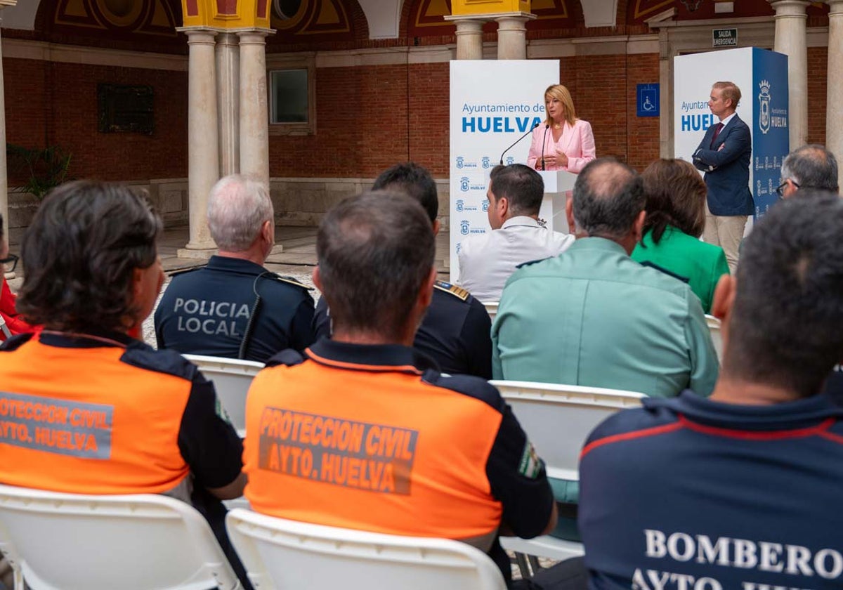 La alcaldesa de Huelva durante la presentación del dispositivo
