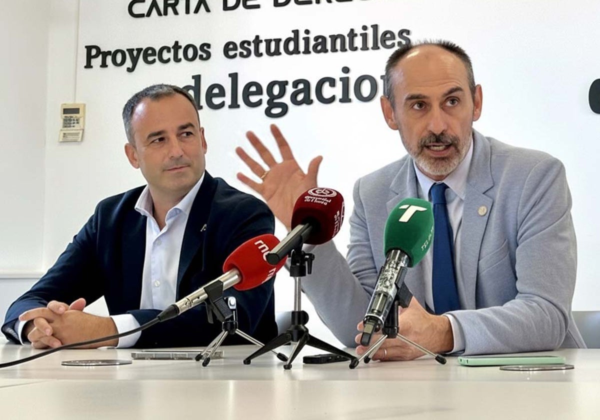 El rector, junto al delegado Carlos Soriano, durante su intervención esta mañana
