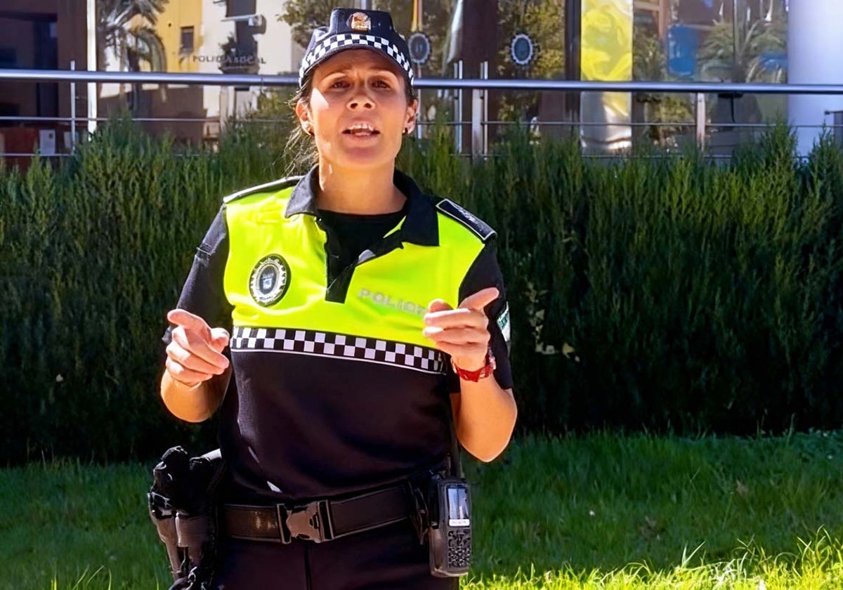 Una policía local en el video explicativo