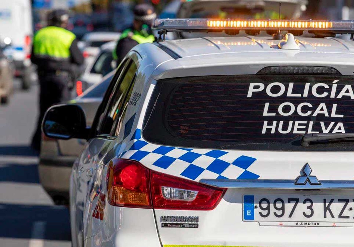 Un vehículo patrulla de la Policía Local de Huelva