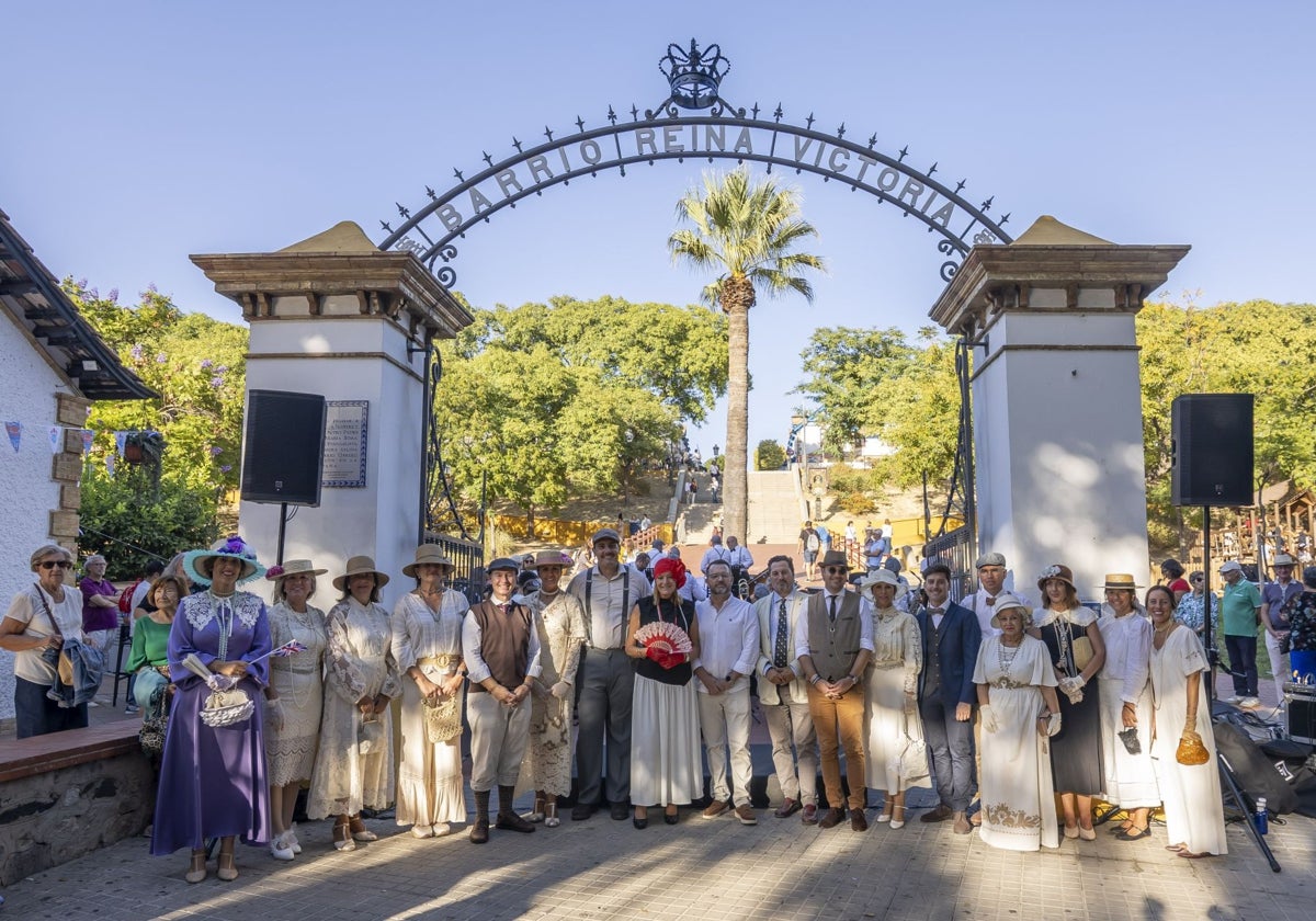 La inauguración de la recuperada Corona Real en la entrada del Barrio Reina Victoria de Huelva