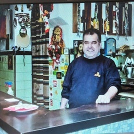 Antonio Postigo Castellano 'Chichaque', tras la barra del Bar Marina