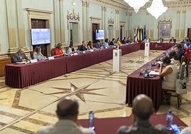 La polémica sobre el coche oficial y la negativa a modificar la ubicación del futuro Museo Arqueológico, protagonistas del pleno municipal en Huelva