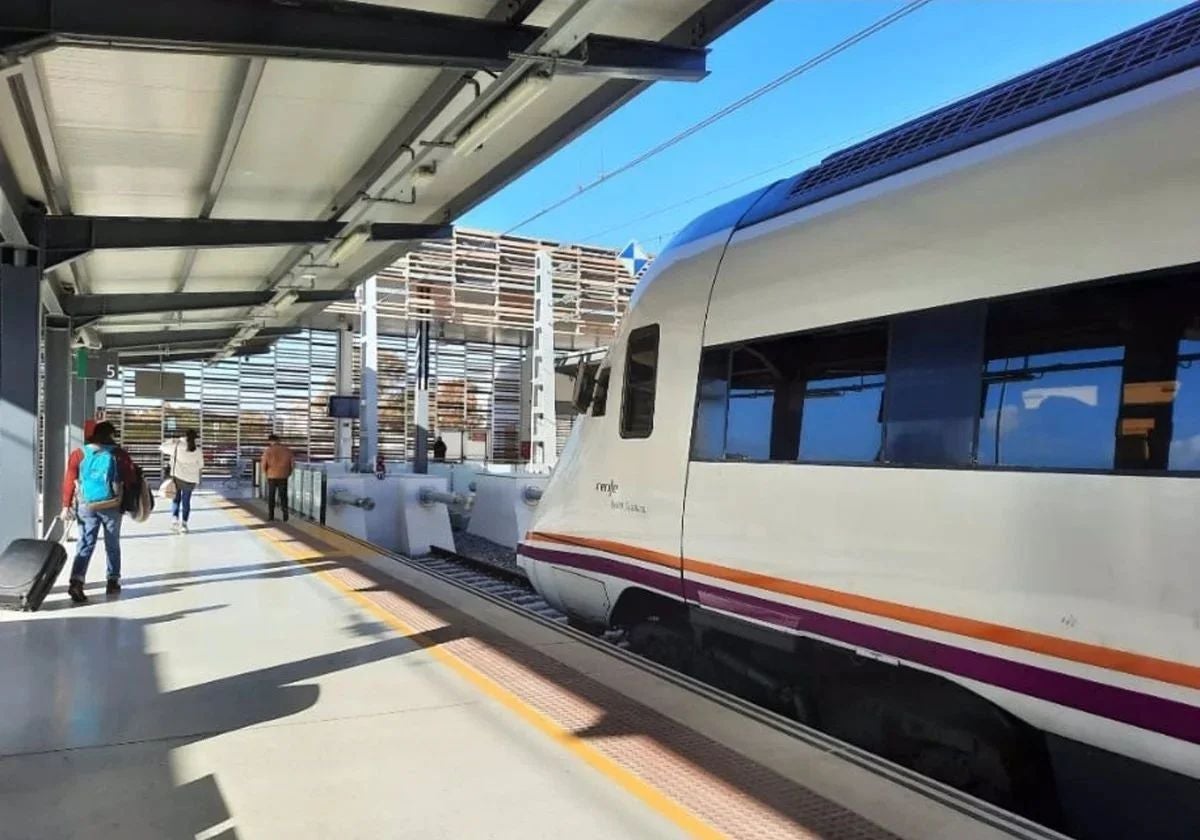 Un tren en la estación de Huelva
