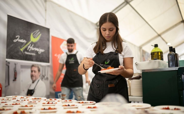 Imagen principal - Algunas de las tapas que se pueden consumir del jueves al domingo en el solar del antiguo Mercado del Carmen