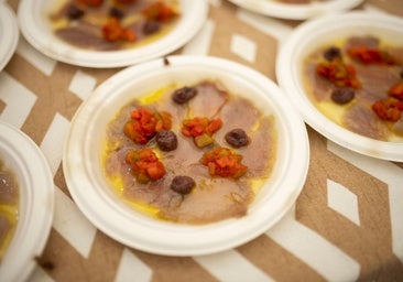 Los onubenses tienen sus favoritas para ganar el premio en la Feria de la Tapa de Huelva: «La salsa que le ponen por encima está buenísima»