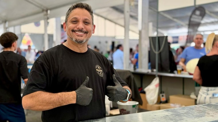 Antonio Maestre, del bar Los Maestres de Huelva, orgulloso de su trabajo y de que su local vaya a cumplir 50 años