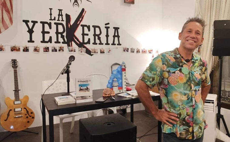 Imagen principal - Presentando uno de sus libros / Detrás del escritor una pizarra que no muestra fórmulas químicas / un personaje y un fotograma