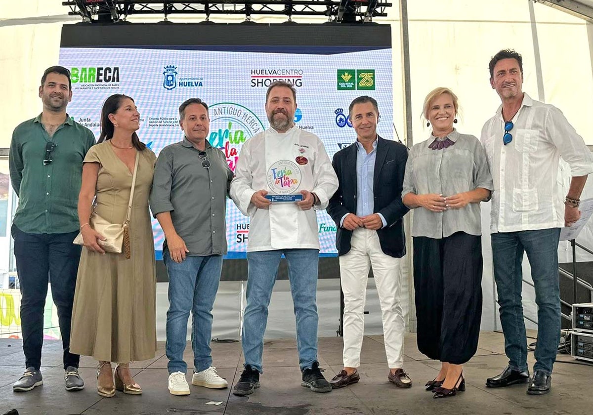 Juan Hormigo, en el centro, recoge el galardón por presentar la mejor tapa de la muestra