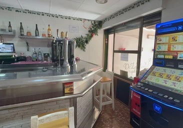 Se traspasa un bar con terraza en Huelva preparado para abrir el mismo día: se puede comprar por un precio económico