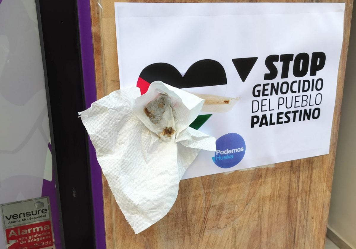 Excrementos en un cartel de la fachada de la sede de Podemos Huelva en la capital onubense
