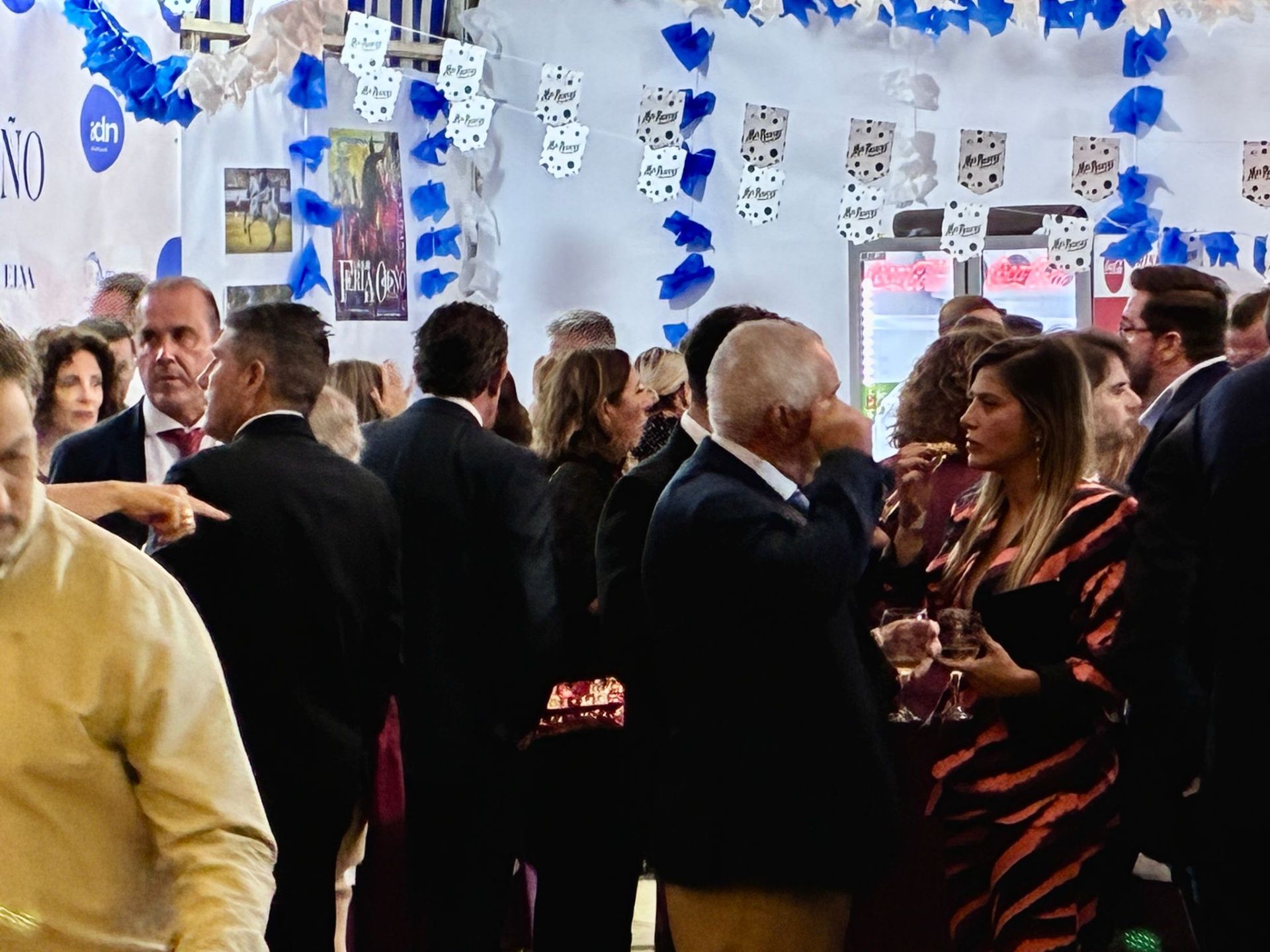 La cena del choquito frito en la Feria del Caballo de Huelva, en imágenes