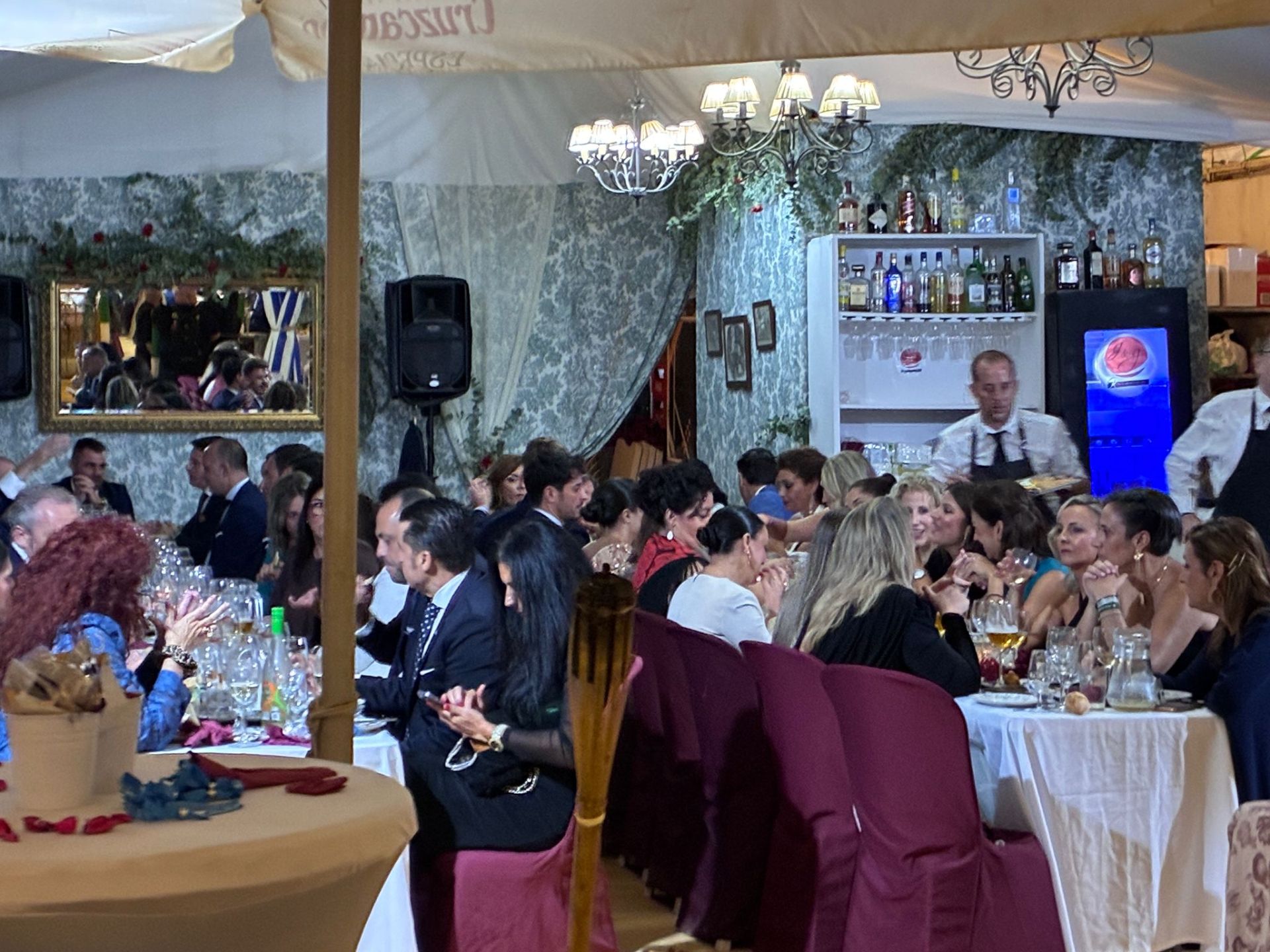 La cena del choquito frito en la Feria del Caballo de Huelva, en imágenes