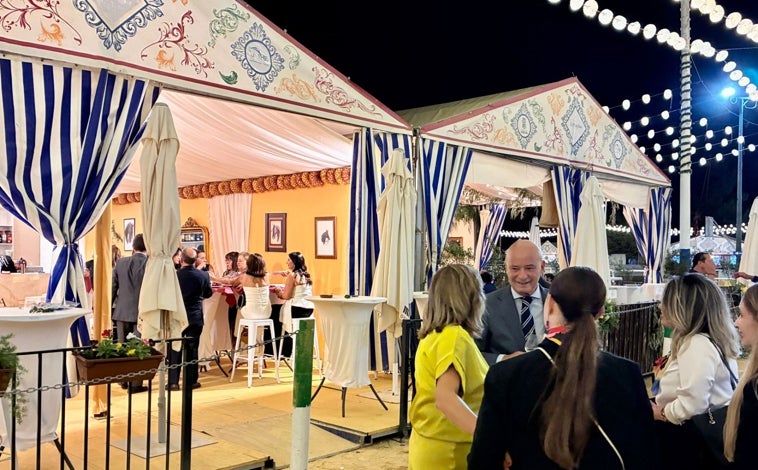 Imagen principal - El arranque de la Feria del Caballo de Huelva sabe a choquito frito: «Cada año va a más»