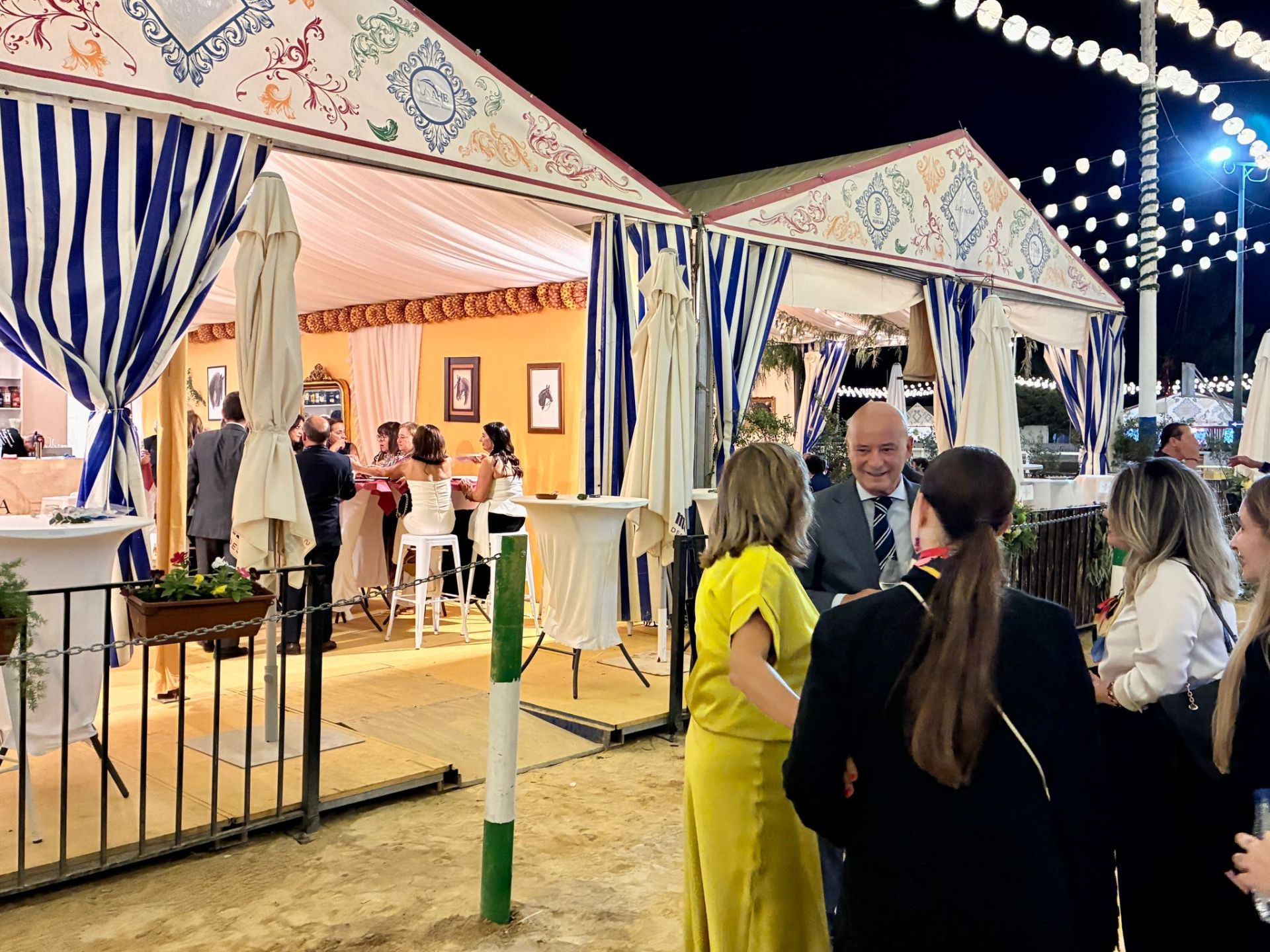 La cena del choquito frito en la Feria del Caballo de Huelva, en imágenes