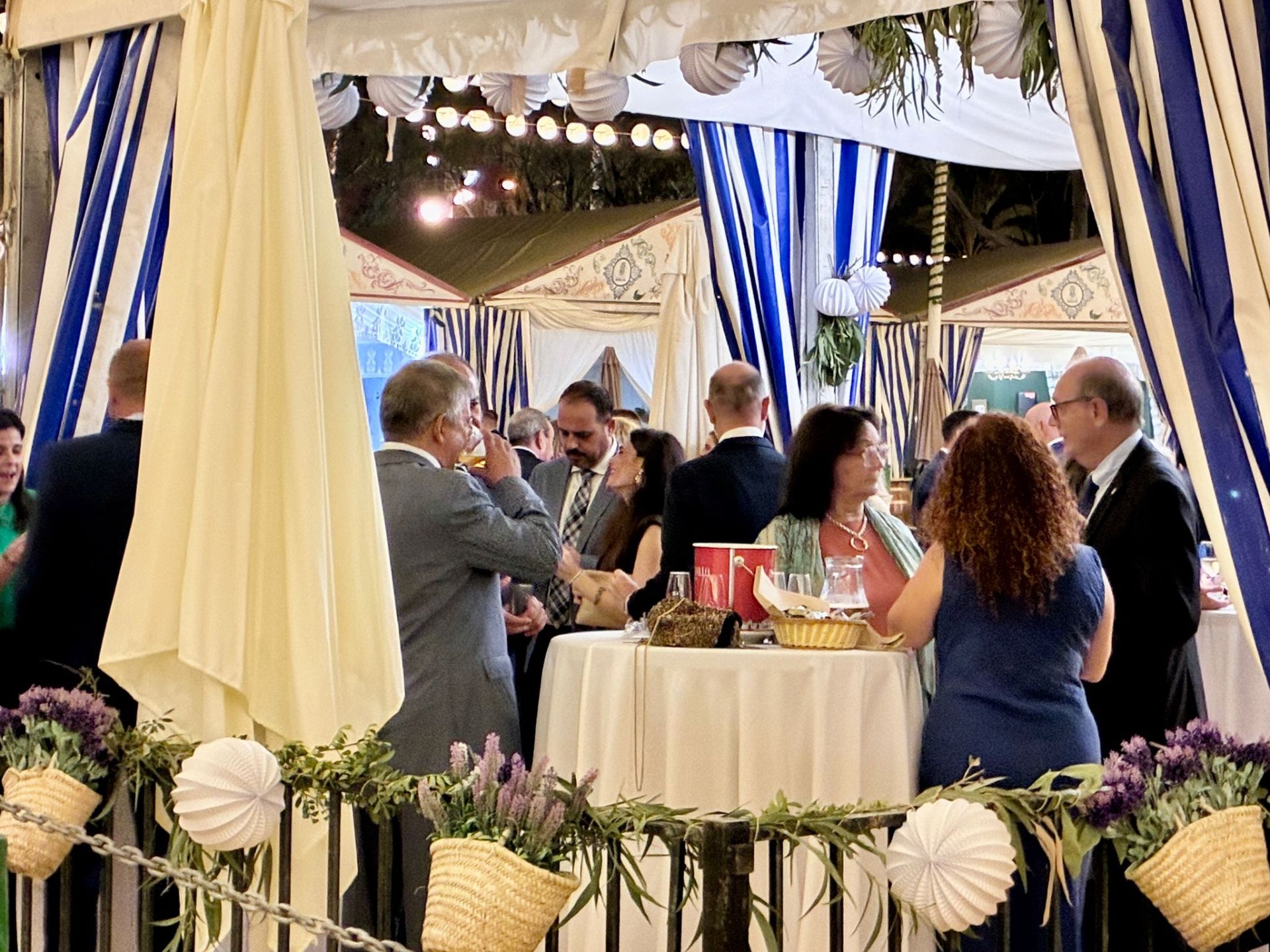 La cena del choquito frito en la Feria del Caballo de Huelva, en imágenes