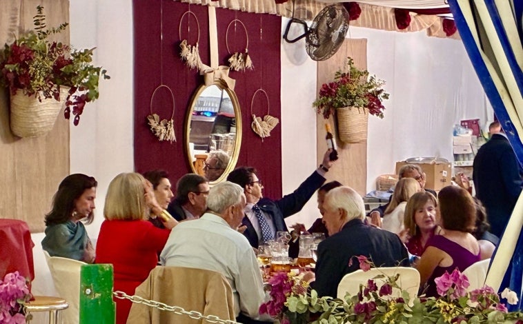 Imagen principal - El arranque de la Feria del Caballo de Huelva sabe a choquito frito: «Cada año va a más»