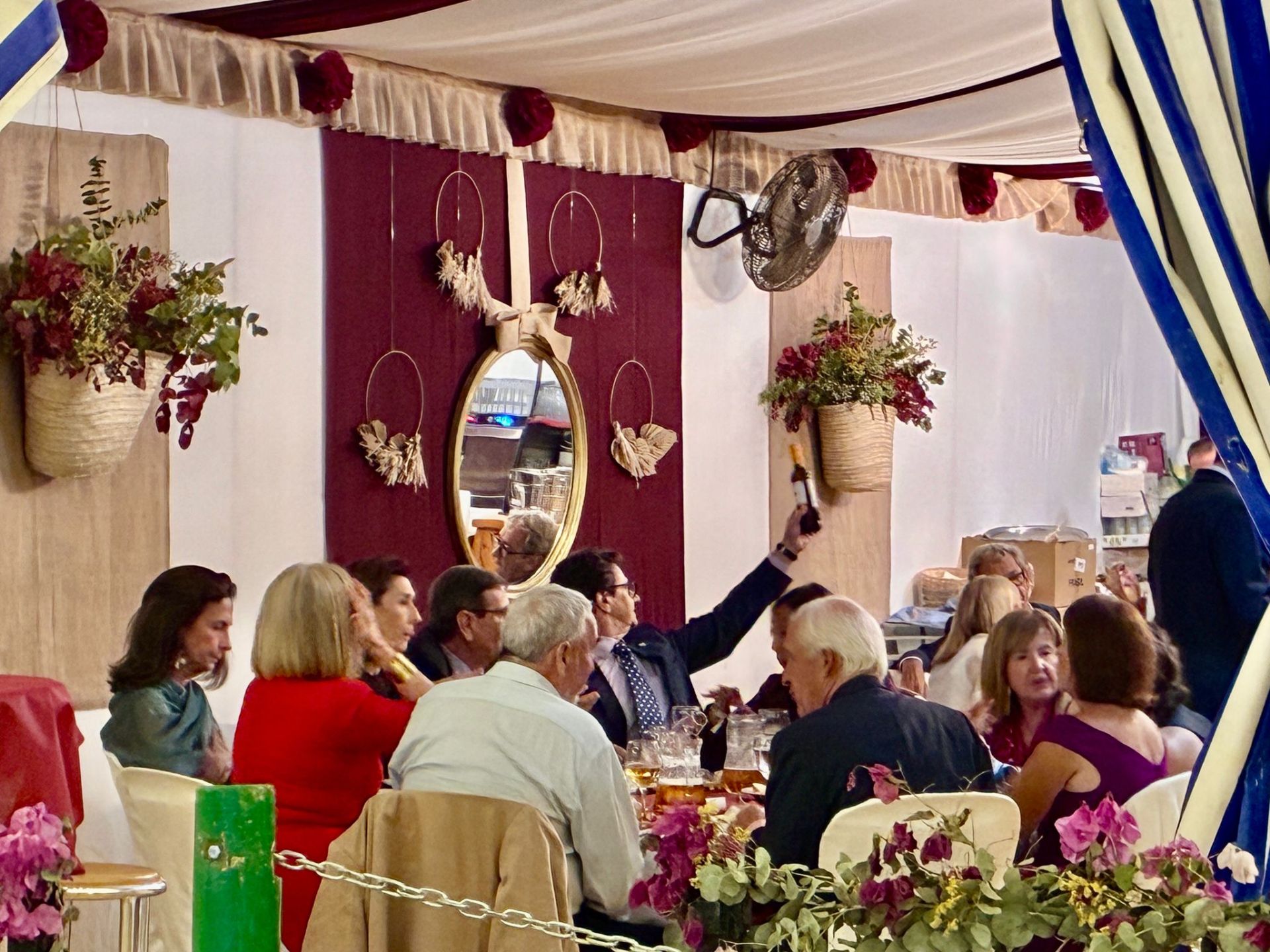 La cena del choquito frito en la Feria del Caballo de Huelva, en imágenes