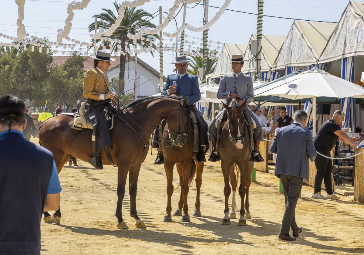 Tres caballistas en el recinto de la Feria de Otoño y del Caballo de Huelva
