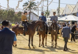 Tres caballistas en el recinto de la Feria de Otoño y del Caballo de Huelva
