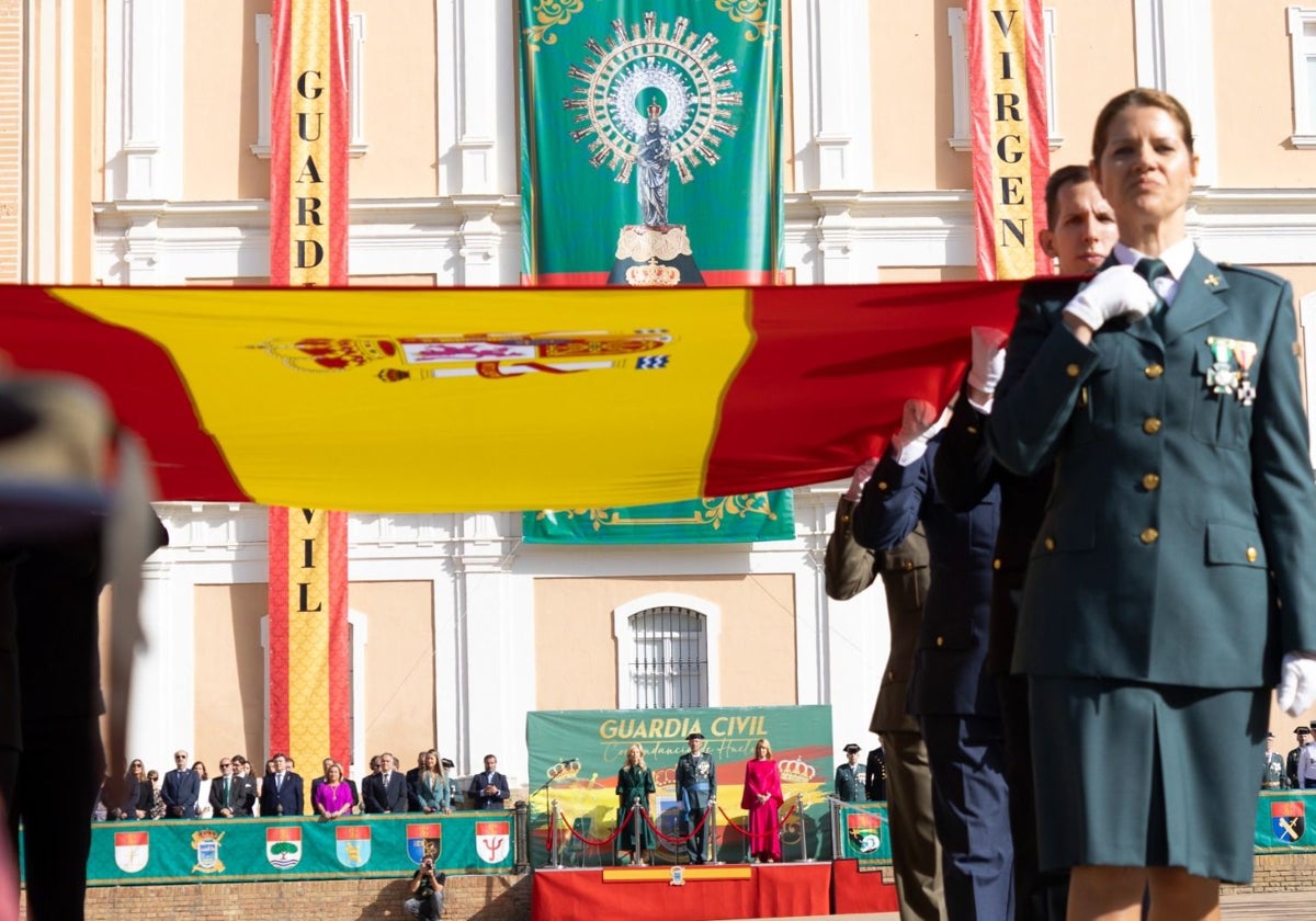 Uno de los instantes del acto de la Guardia Civil en la plaza de la Merced