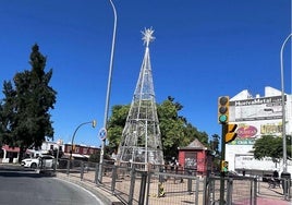 Uno de los árboles de Navidad que ya se ha instalado en la ciudad
