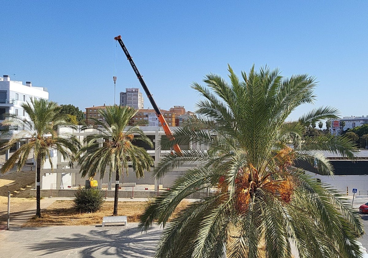 Vista de los trabajos en el parque comercial desde una de las viviendas de reciente construcción