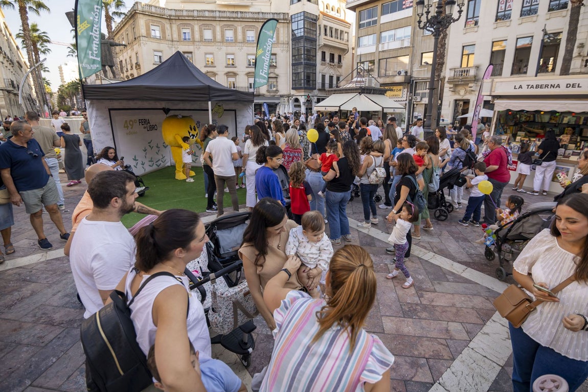La primera jornada de la Feria del Libro de Huelva, en imágenes
