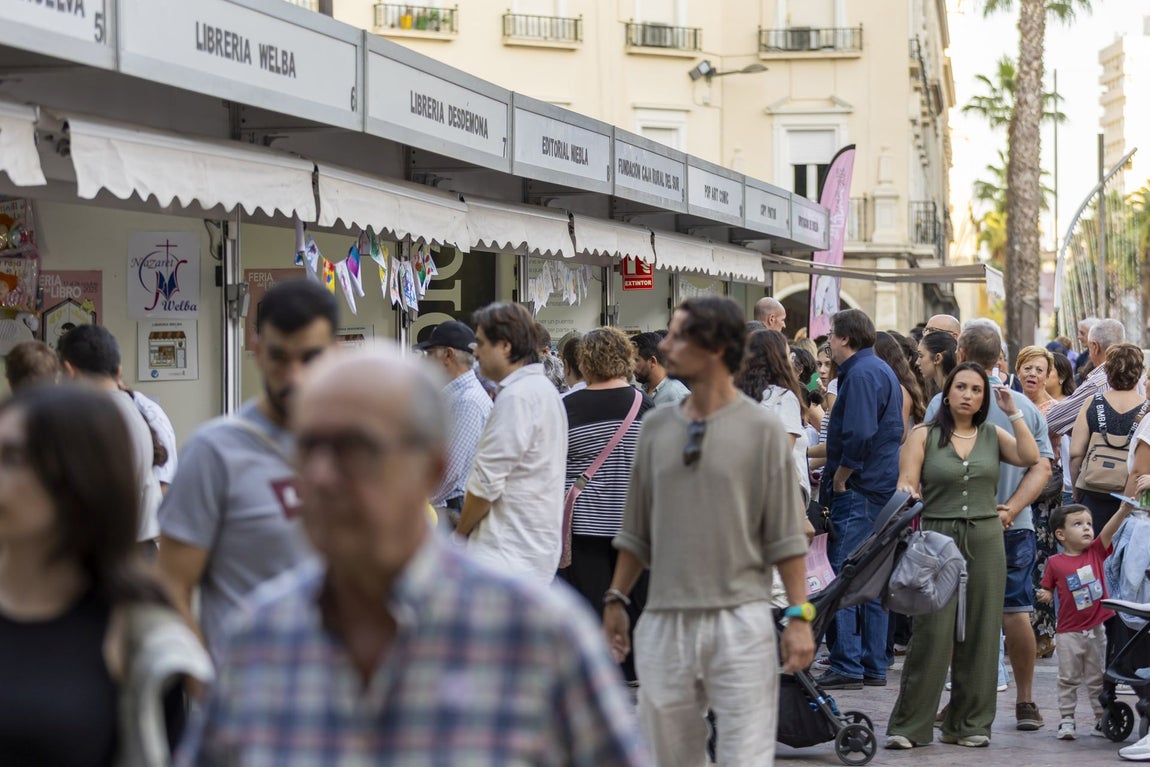 La primera jornada de la Feria del Libro de Huelva, en imágenes