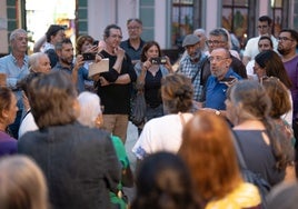 Una treintena de personas se concentra para pedir mantener la casa de Diego Díaz Hierro en Huelva