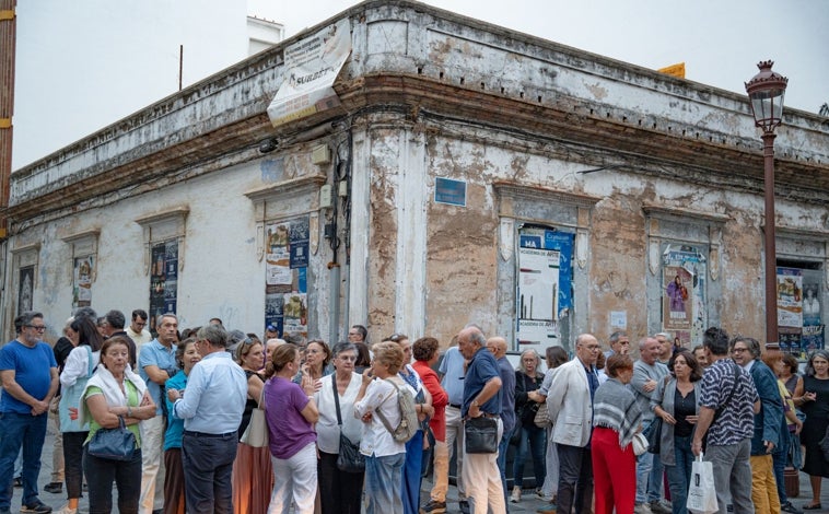 Imagen principal - Una treintena de personas se concentra para pedir mantener la casa de Diego Díaz Hierro en Huelva