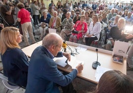 El exalcalde de Huelva Pedro Rodríguez se da un baño de masas en la presentación de su libro: «En la vida he recibido más cariño que dinero»