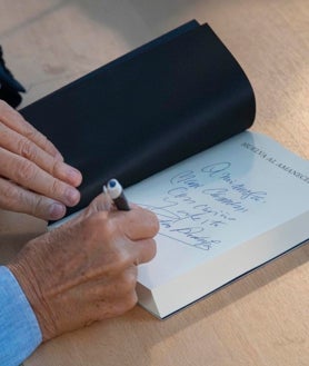 Imagen secundaria 2 - Fueron cientos los onubenses que quisieron acercarse a saludar al exalcalde tras la presentación de su libro y de paso llevarse un ejemplar dedicado como recuerdo