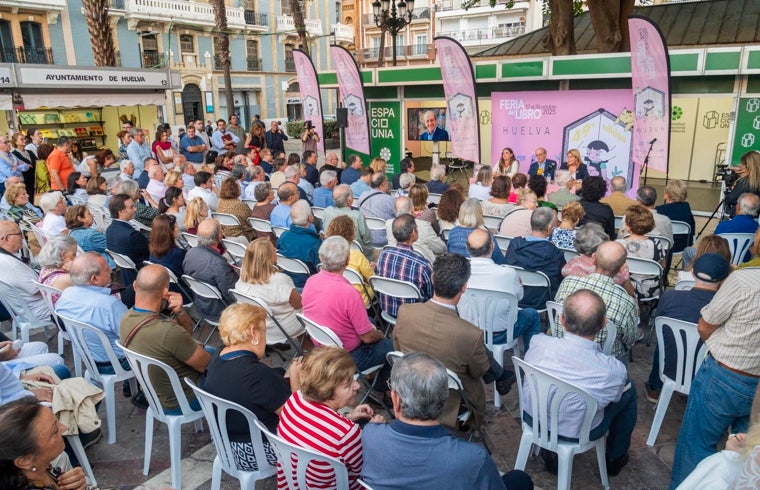 El exalcalde de Huelva Pedro Rodríguez se da un baño de masas en la presentación de su libro: «En la vida he recibido más cariño que dinero»