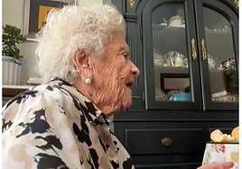 Una mujer cumple 100 años en Huelva y le hace esta curiosa petición a su bisnieto: «Yo no quiero morirme, pero si me muero...»