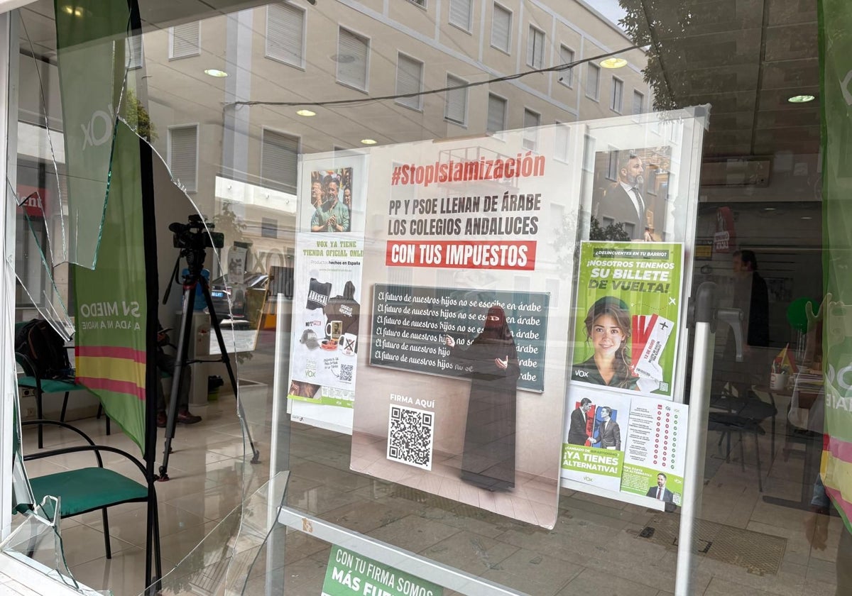 El cristal de la sede de Vox en la capital, roto