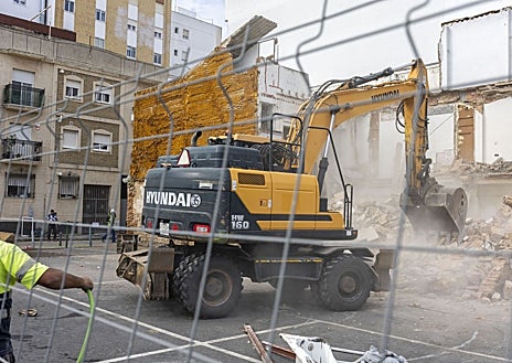 Imagen secundaria 1 - El proyecto de la Plaza Mayor de Huelva avanza con la primera demolición en el entorno