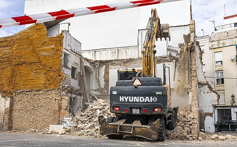 Imagen principal - El proyecto de la Plaza Mayor de Huelva avanza con la primera demolición en el entorno