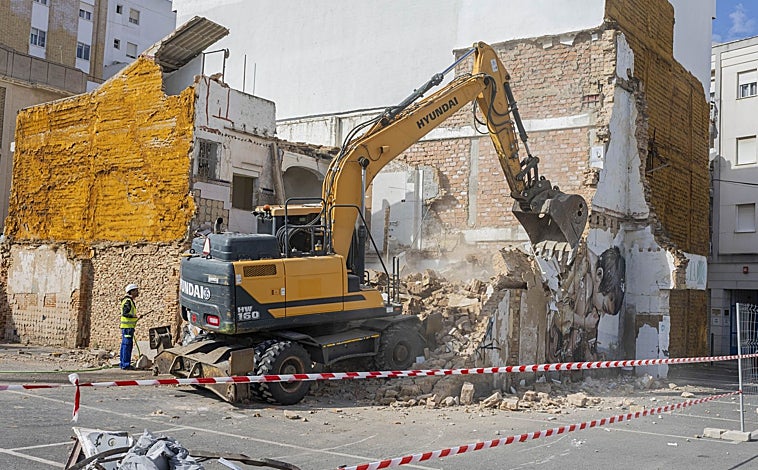 Imagen principal - El proyecto de la Plaza Mayor de Huelva avanza con la primera demolición en el entorno