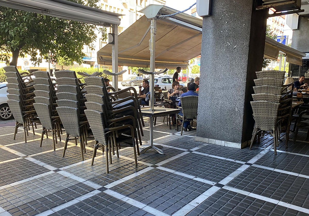 Veladores y sillas apiladas en Pablo Rada