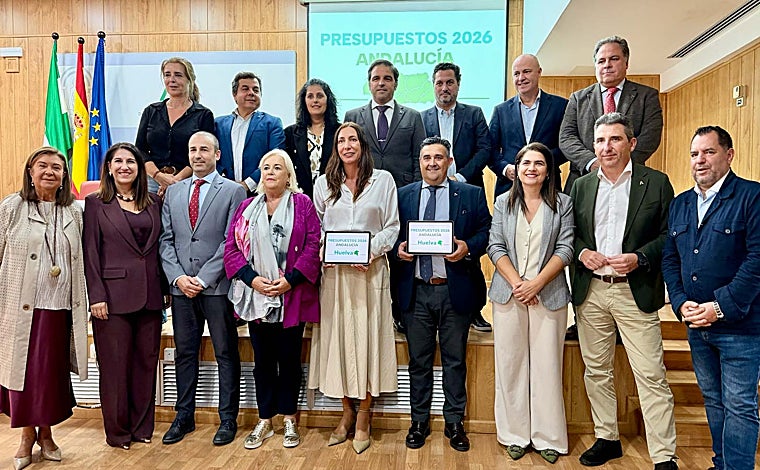 La consejera junto a los delegados onubenses antes de la presentación de los presupuestos